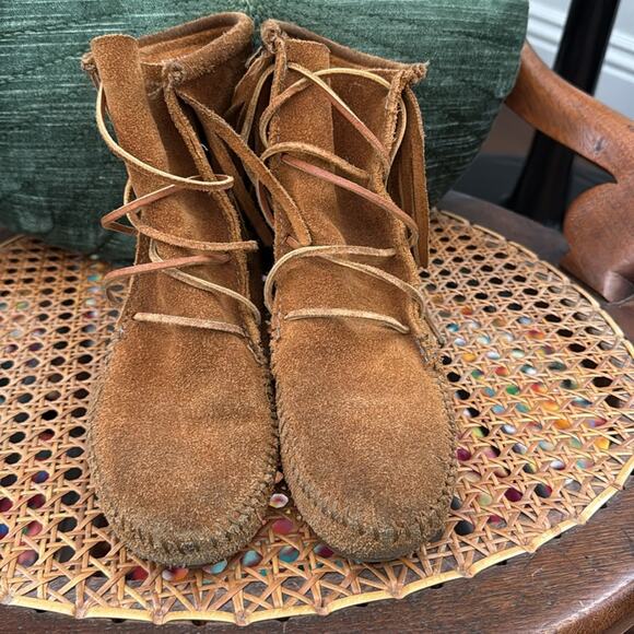 Minnetonka Tramper Tobacco Suede Lace Up Moccasin Fringe Booties - Picture 3 of 7